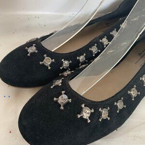 Ann Tuil Paris Black Suede Ballet Flats Metal Skull and Crossbones Rivet 39 Goth